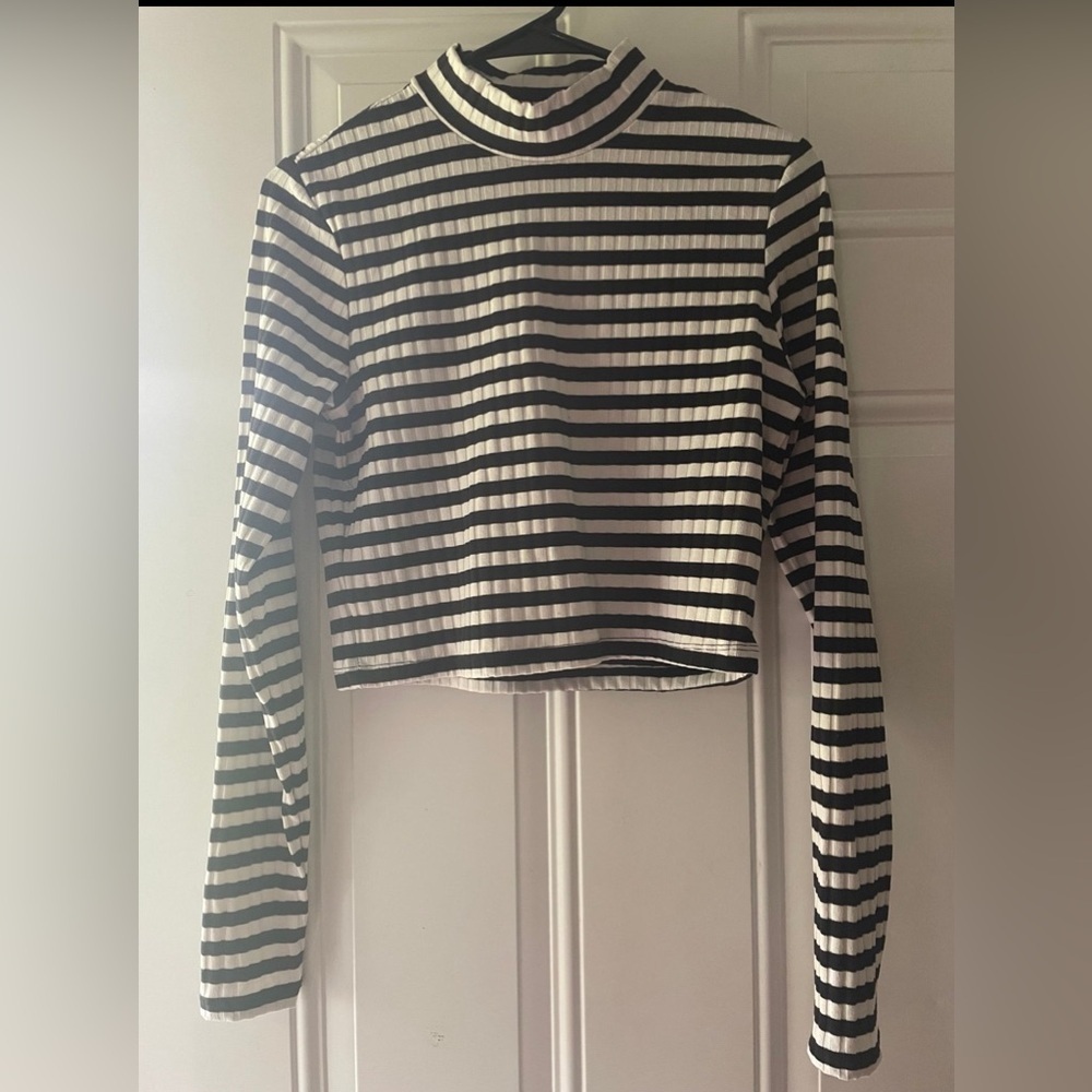 3/$20🍁SALE! H&M ribbed striped long sleeve crop top
